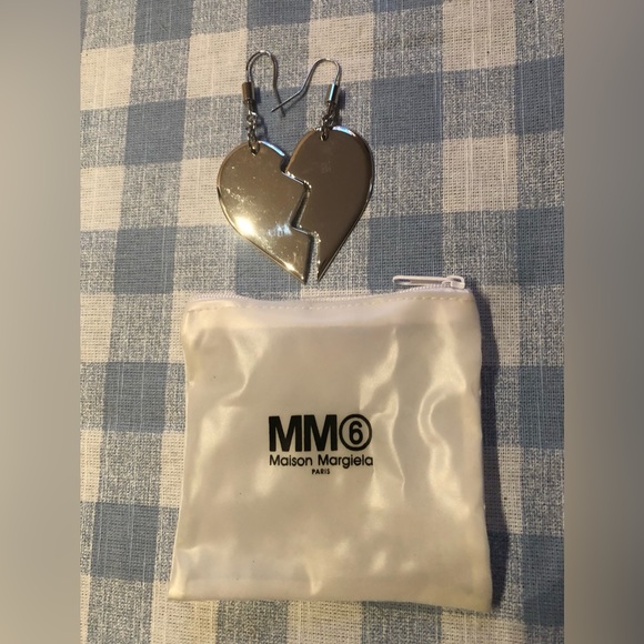 Shiny silver “broken heart” 💔 large sized earrings - Picture 3 of 3